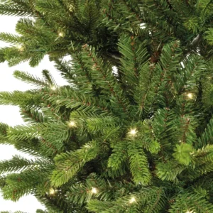Umělý vánoční stromek Greenland Slim 210 cm – detail zeleného jehličí a větviček s jemnými LED světýlky.